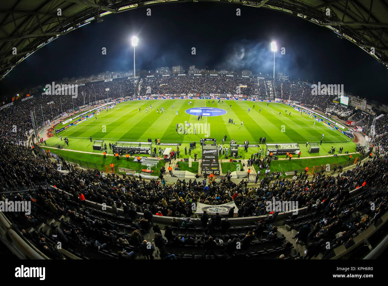 Salonicco, Grecia - 10 Dicembre 2017 : Vista interna del pieno a Toumba Stadium Completo dei tifosi e dei sostenitori di PAOK durante il greco Superleag Foto Stock