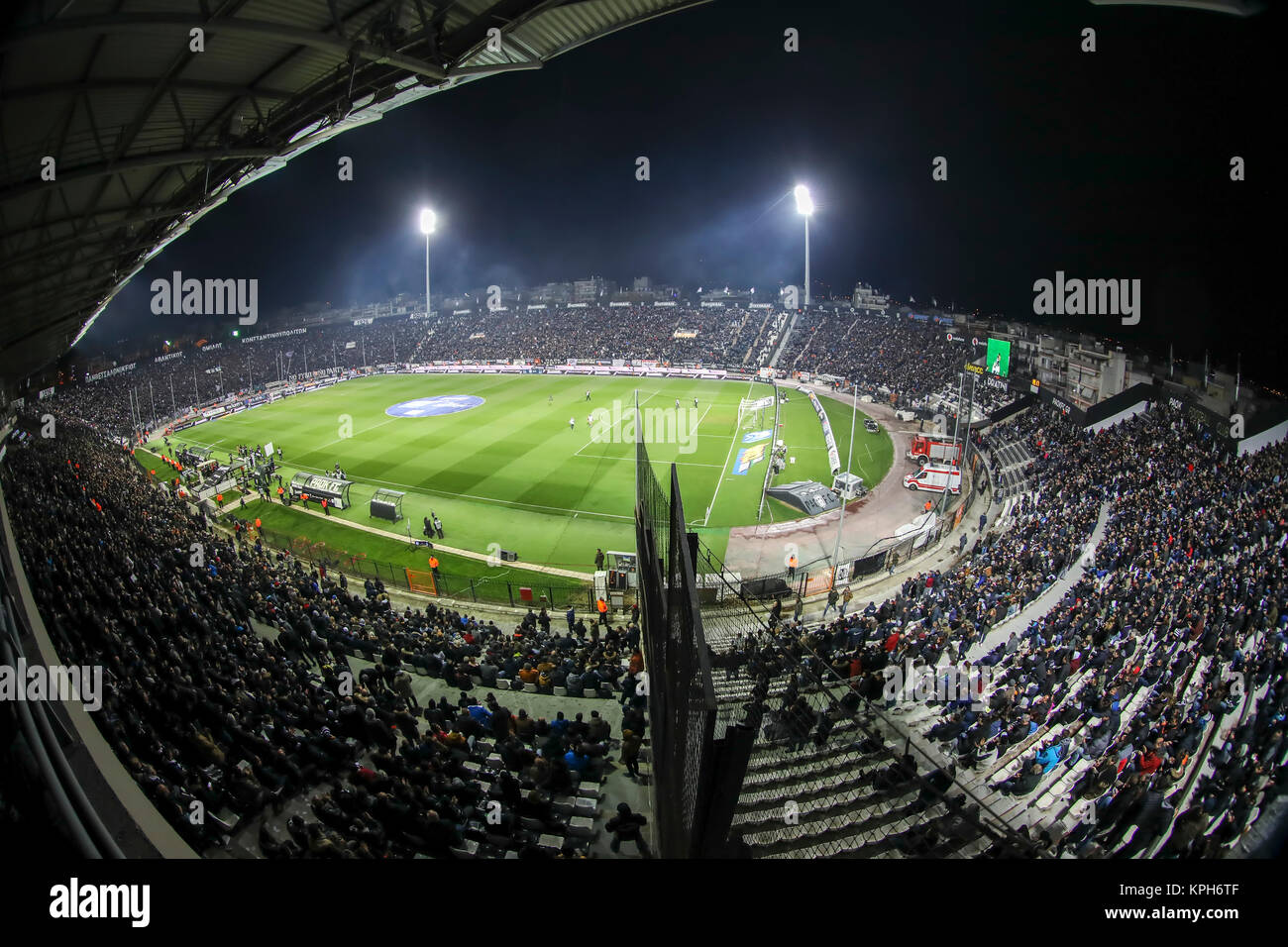 Salonicco, Grecia - 10 Dicembre 2017 : Vista interna del pieno a Toumba Stadium Completo dei tifosi e dei sostenitori di PAOK durante il greco Superleag Foto Stock
