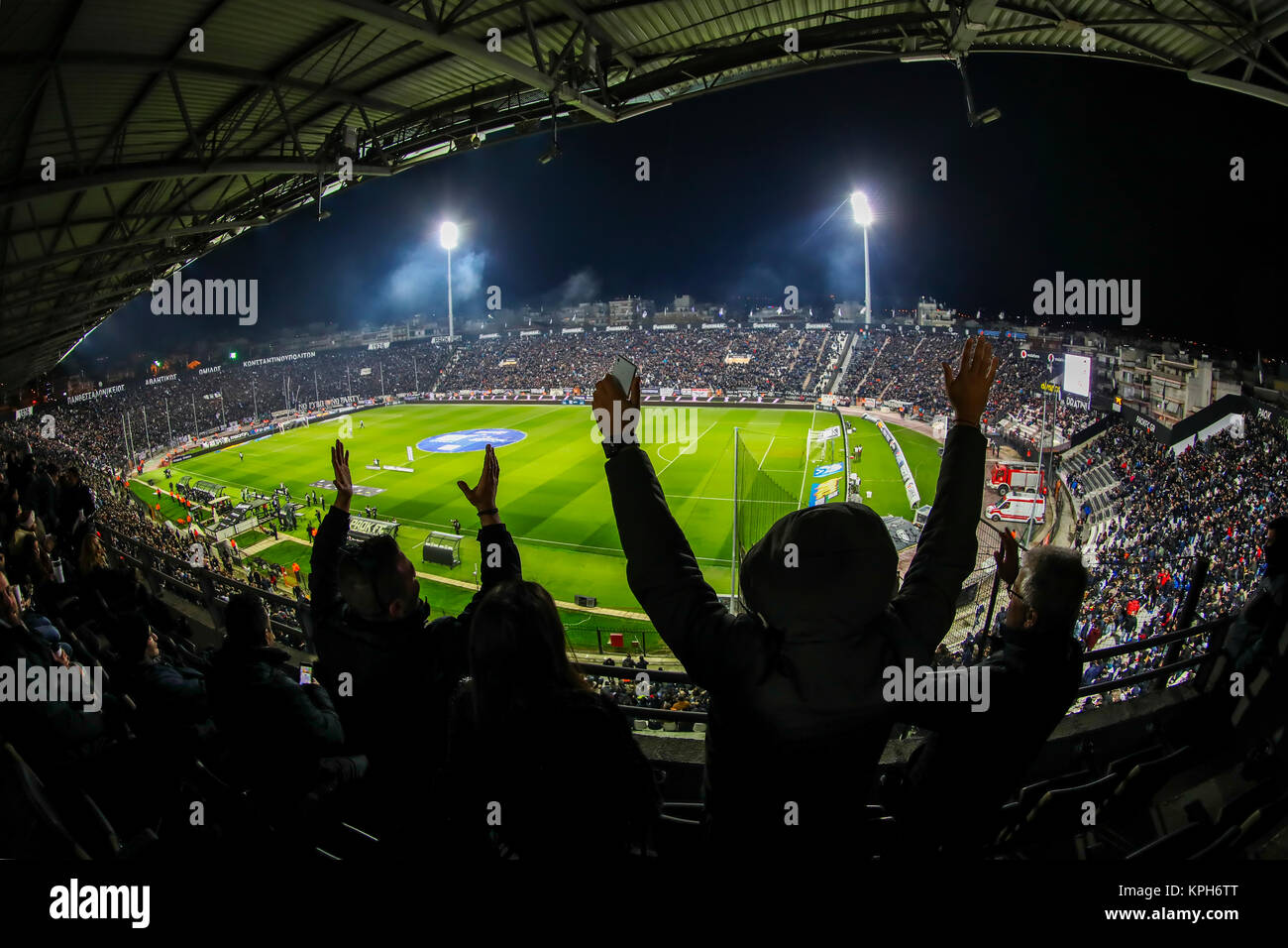 Salonicco, Grecia - 10 Dicembre 2017 : Vista interna del pieno a Toumba Stadium Completo dei tifosi e dei sostenitori di PAOK durante il greco Superleag Foto Stock