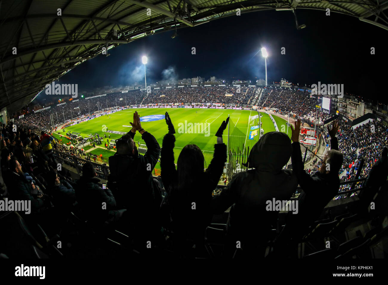 Salonicco, Grecia - 10 Dicembre 2017 : Vista interna del pieno a Toumba Stadium Completo dei tifosi e dei sostenitori di PAOK durante il greco Superleag Foto Stock