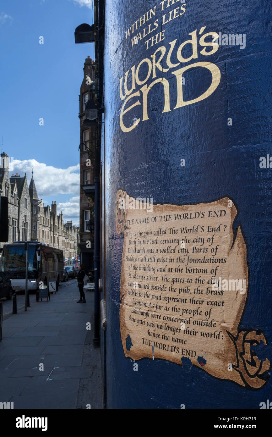 Segno al di fuori del centro storico fine del mondo pub a Edinburgh Royal Mile Foto Stock