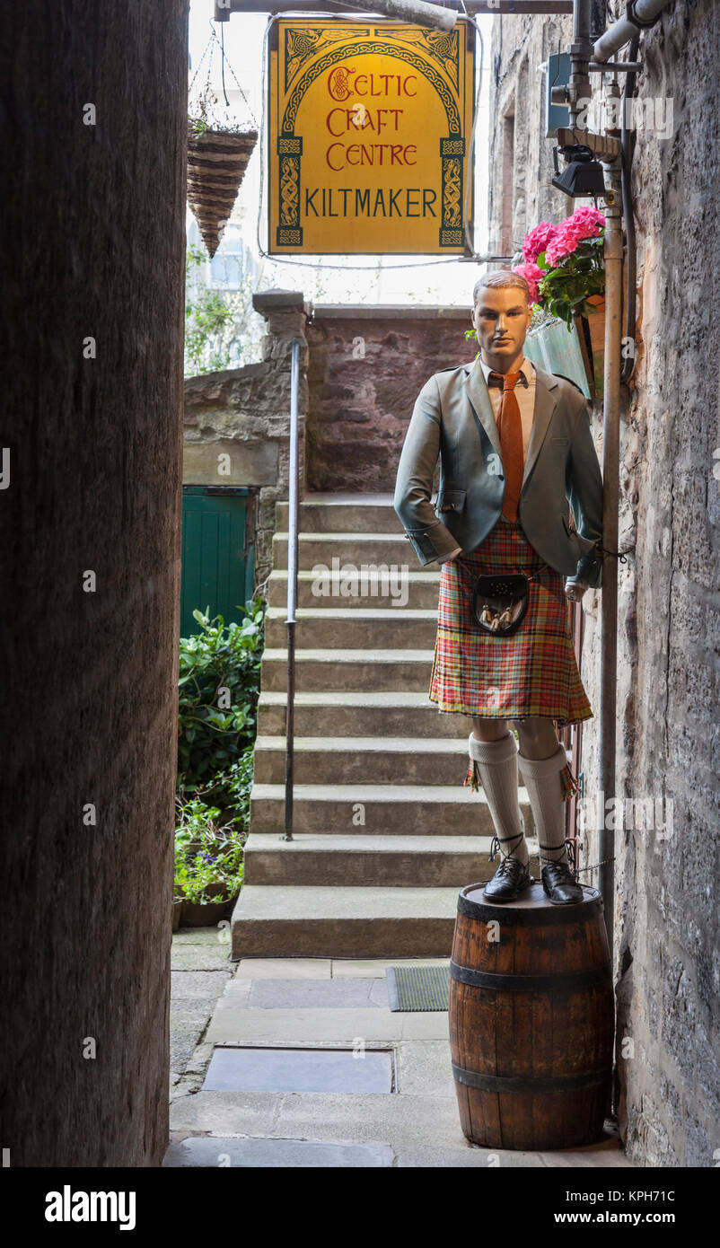 Manichino maschio in un kilt e Highland Dress al di fuori di un kiltmaker negozio off the Royal Mile di Edimburgo, in Scozia. Foto Stock