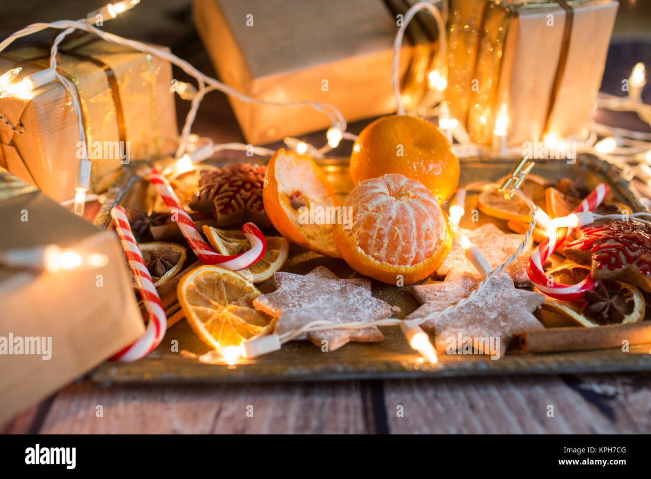 Sfondo di Natale con le arance, ornamenti, caramelle e decorazioni. Spazio libero Foto Stock