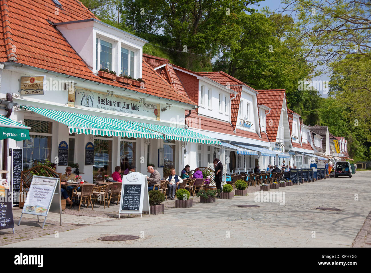 Gastronomia presso la passeggiata a mare vicino al porto di Sassnitz, Ruegen isola, Meclemburgo-Pomerania, Mar Baltico, Germania, Europa Foto Stock