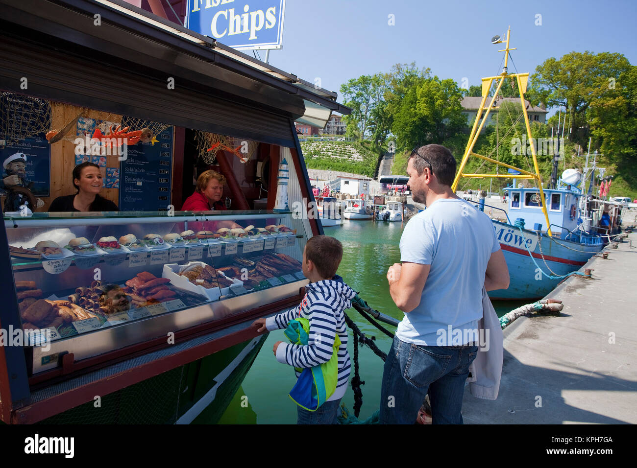 Pesce panini e snack di pesce al porto di Sassnitz, Ruegen isola, Meclemburgo-Pomerania, Mar Baltico, Germania, Europa Foto Stock
