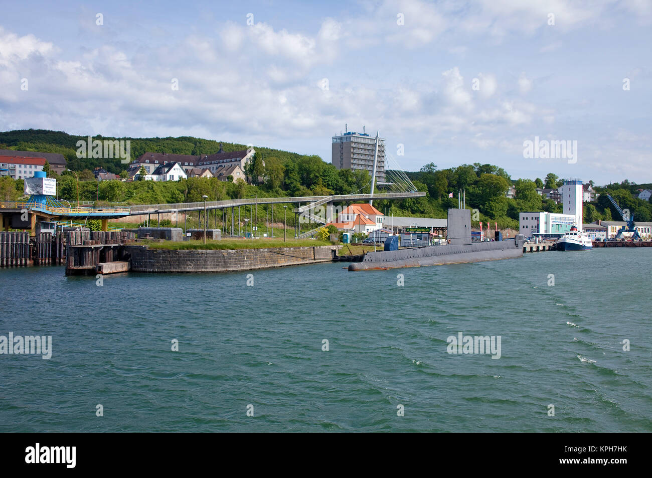 Submarin britannico HMS Otus a porto, usato come museo, dietro l'hotel Ruegen e ponte pedonale, Sassnitz, Ruegen isola, Mar Baltico, Germania, Europa Foto Stock