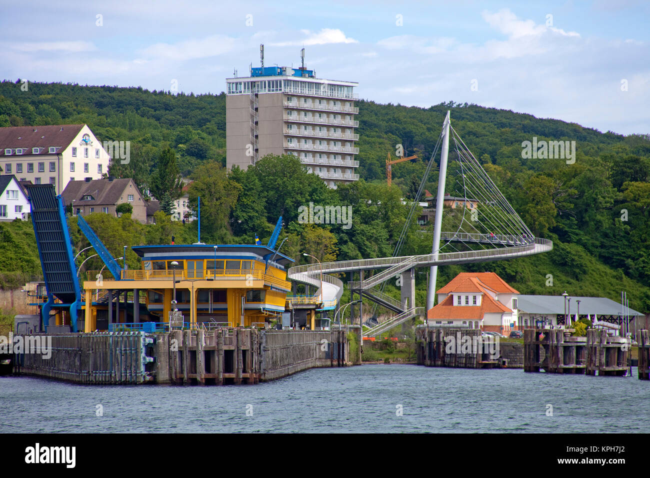 Hotel Ruegen e ponte pedonale, collegano la città con il porto, Sassnitz, Ruegen isola, Meclemburgo-Pomerania, Mar Baltico, Germania Foto Stock