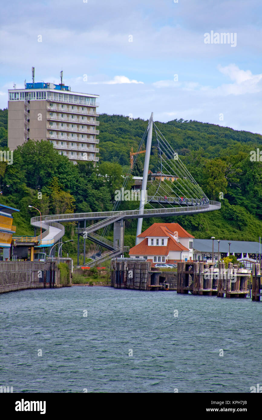 Hotel Ruegen e ponte pedonale, collegano la città con il porto, Sassnitz, Ruegen isola, Meclemburgo-Pomerania, Mar Baltico, Germania Foto Stock