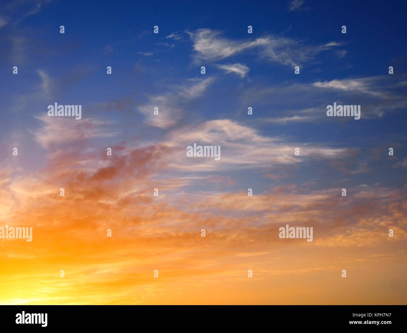 Il blu e il cielo rosso al tramonto da utilizzare come sfondo Foto Stock