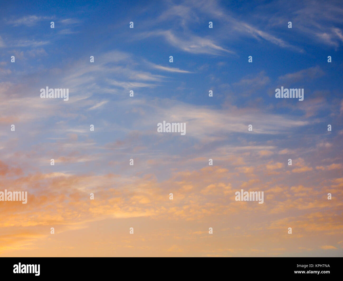 Il blu e il cielo rosso al tramonto da utilizzare come sfondo Foto Stock