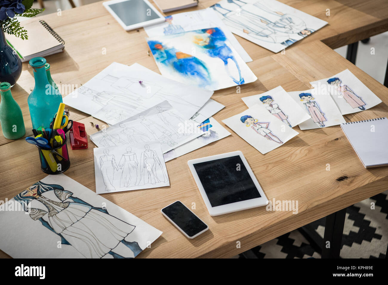 I dispositivi digitali e schizzi sul tavolo Foto Stock