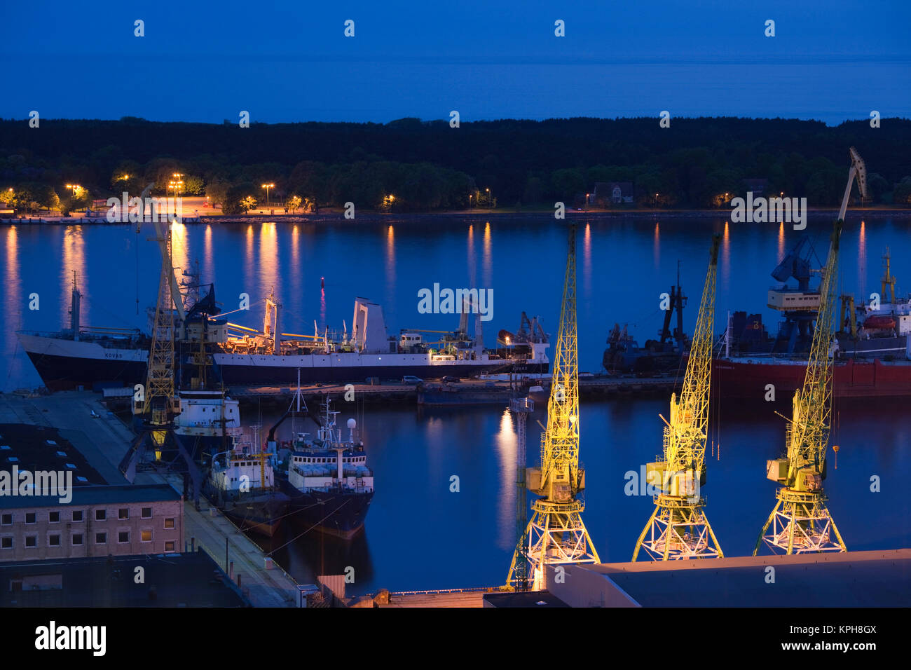 La lituania, Western Lituania Klaipeda, vista in elevazione del porto commerciale e Curonian Lagoon, crepuscolo Foto Stock