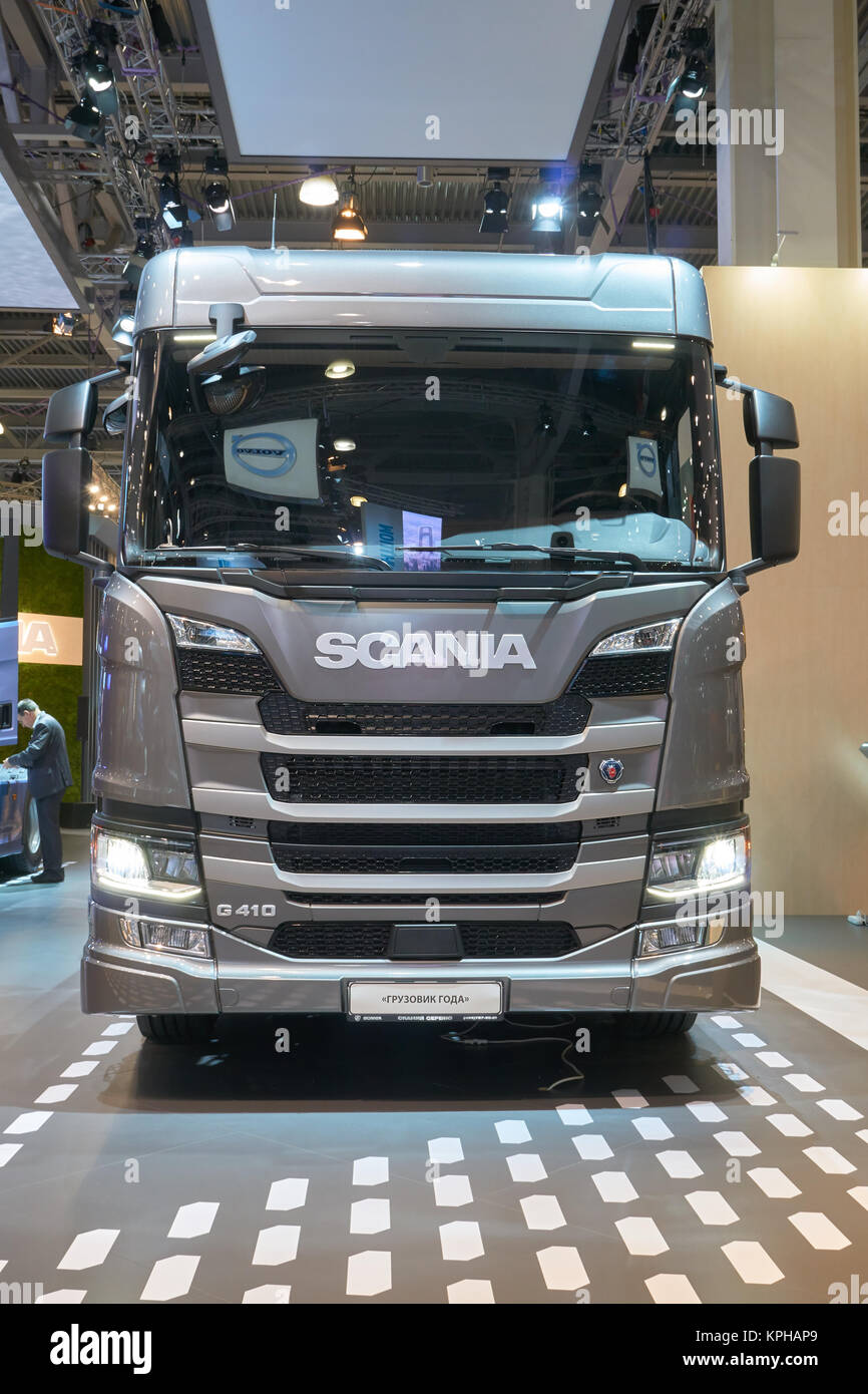 Mosca, Russia - 08 Settembre 2017: Scania carrello a livello internazionale veicolo commerciale auto show. Il testo russo sul paraurti: Camion dell'anno. Foto Stock