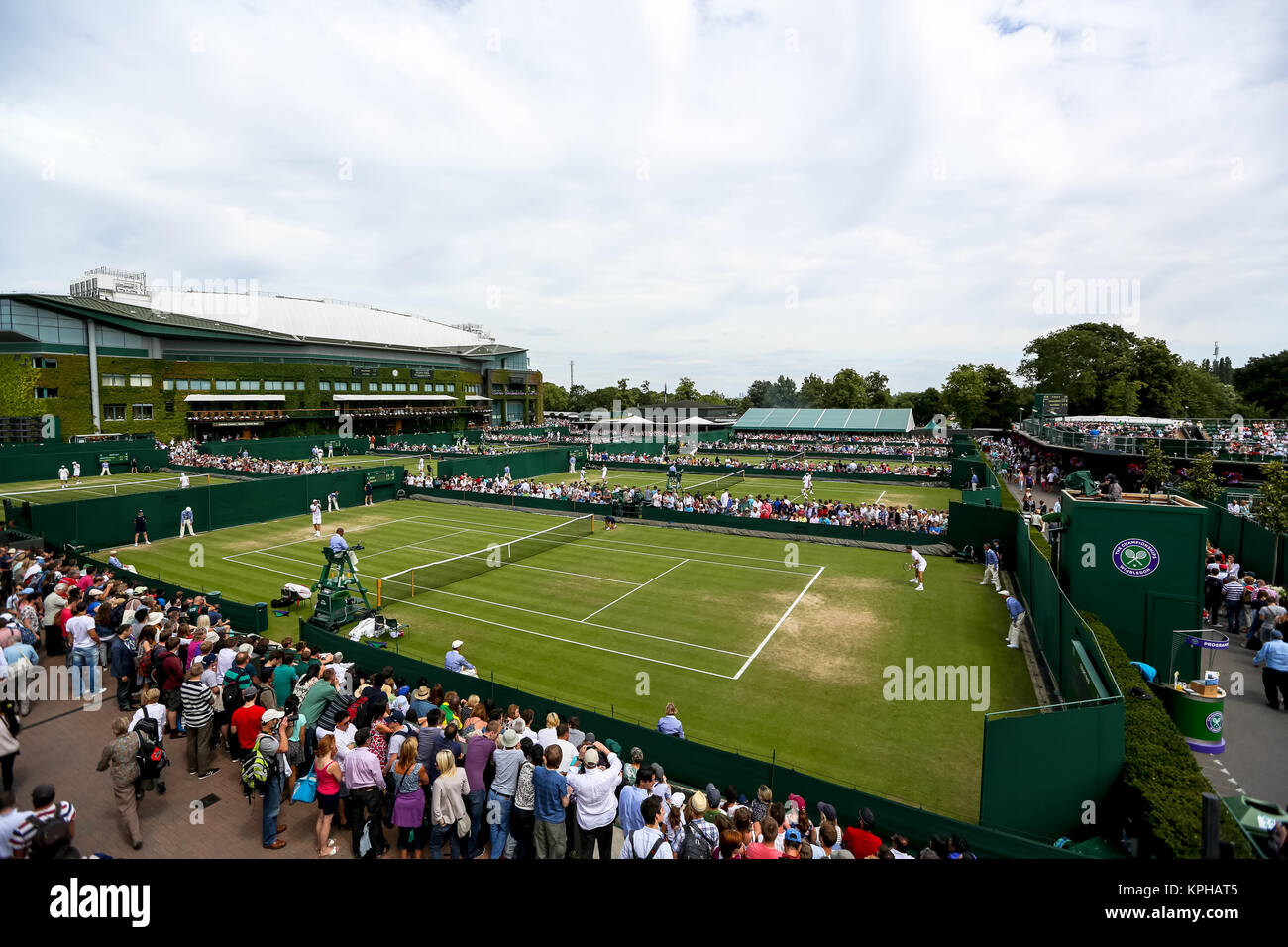 Londra, Inghilterra - 26 giugno: atmosfera il giorno 4 di Wimbledon Lawn Tennis campionati a tutti England Lawn Tennis e Croquet Club a Wimbledon il 25 giugno 2014 in London, England People: atmosfera Foto Stock