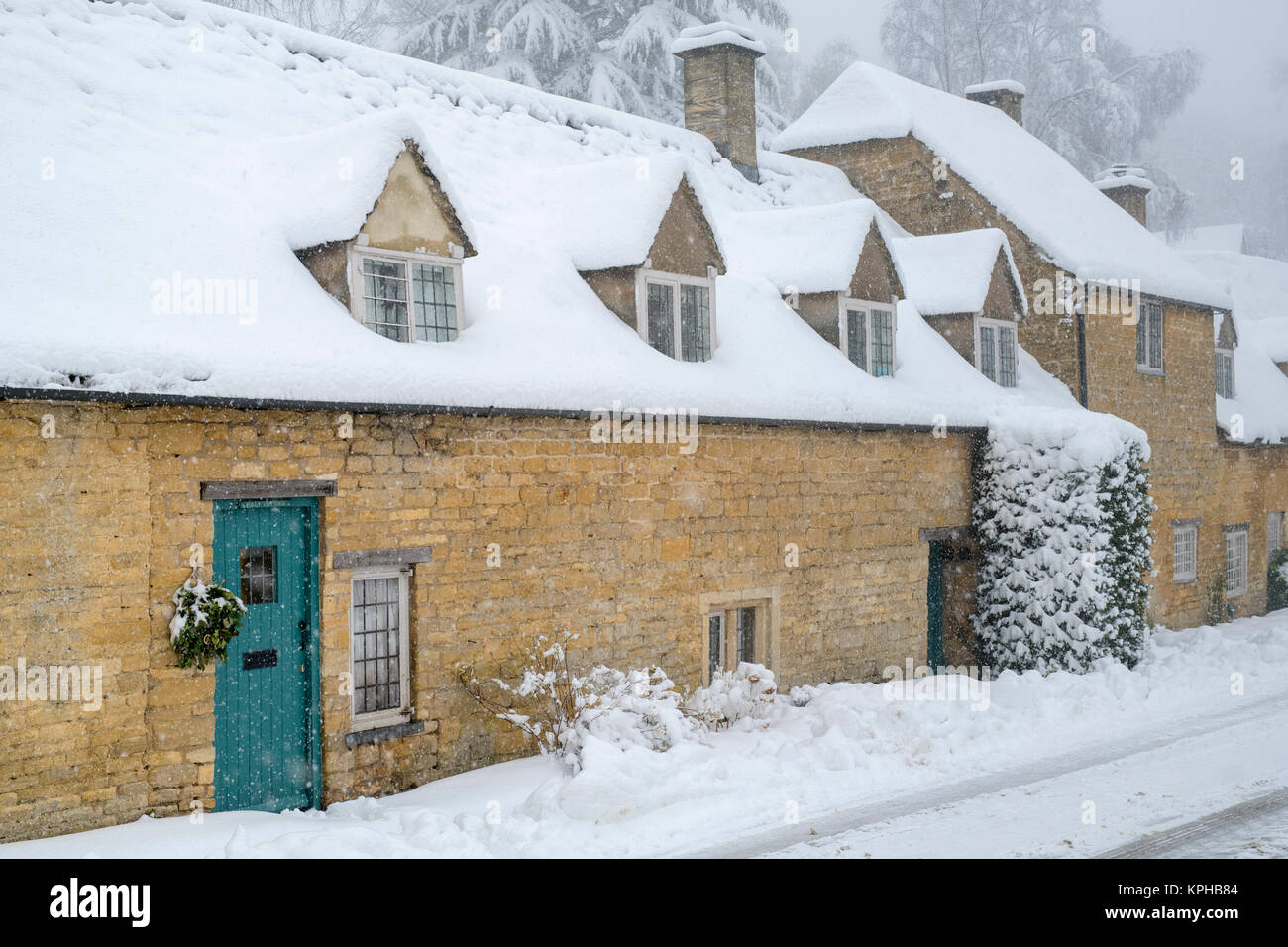 Cottages in Snowshill il Villaggio sotto la neve in dicembre. Snowshill, Cotswolds, Gloucestershire, Inghilterra Foto Stock