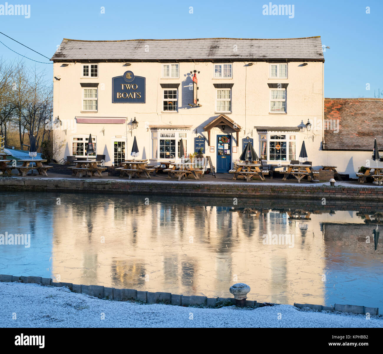 Due barche di pub in inverno a lunga Itchington, Warwickshire, Inghilterra Foto Stock