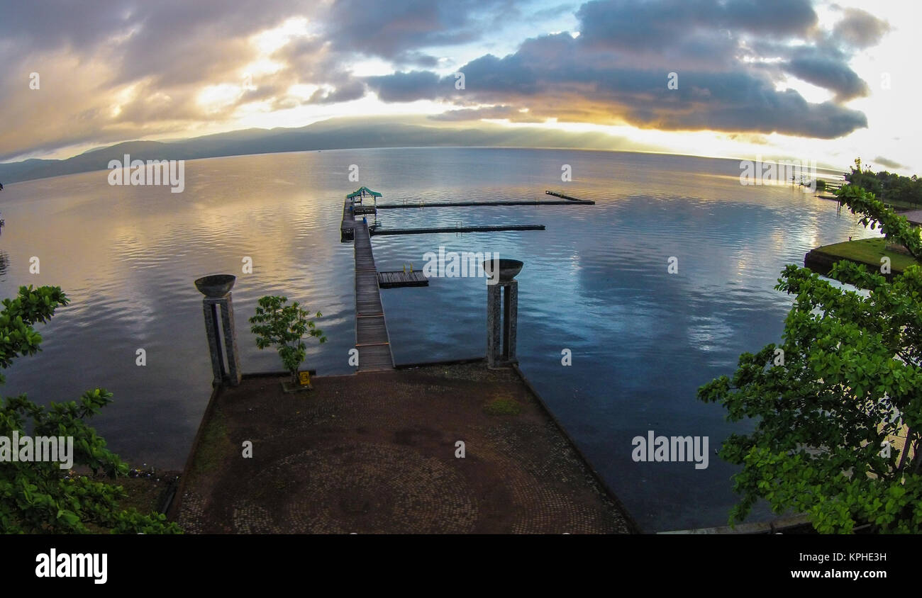 Raggio di luce, di mattina presto, prese presso la famosa spiaggia di IDE nel lago più profondo nel Sud Est asiatico e in Indonesia lago Matano. Foto Stock