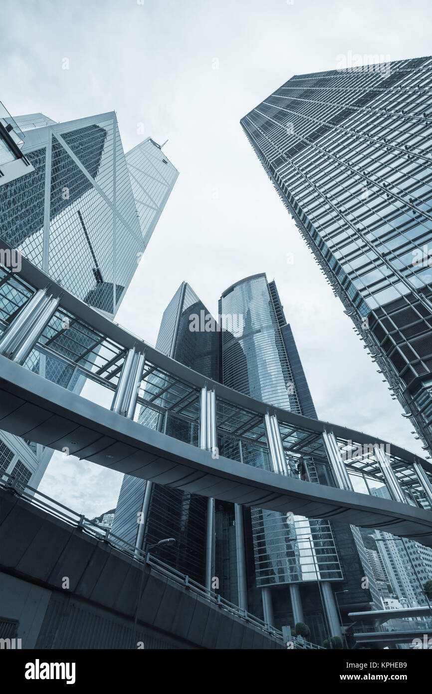 Hong Kong skyline della città con grattacieli sotto il cielo nuvoloso. Verticale nei toni del blu foto Foto Stock