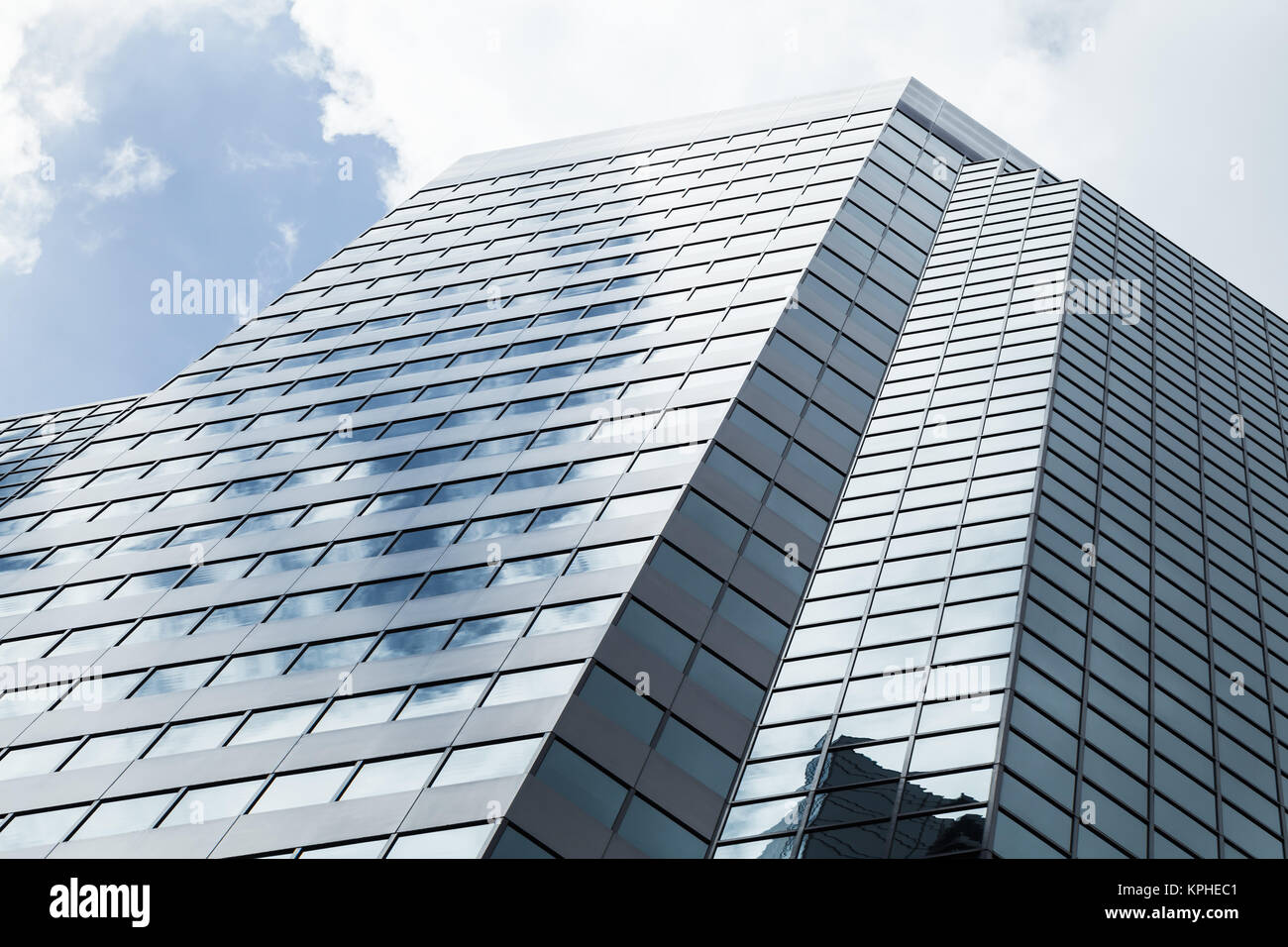 Abstract architettura moderna sfondo, torre di uffici sotto il cielo nuvoloso Foto Stock