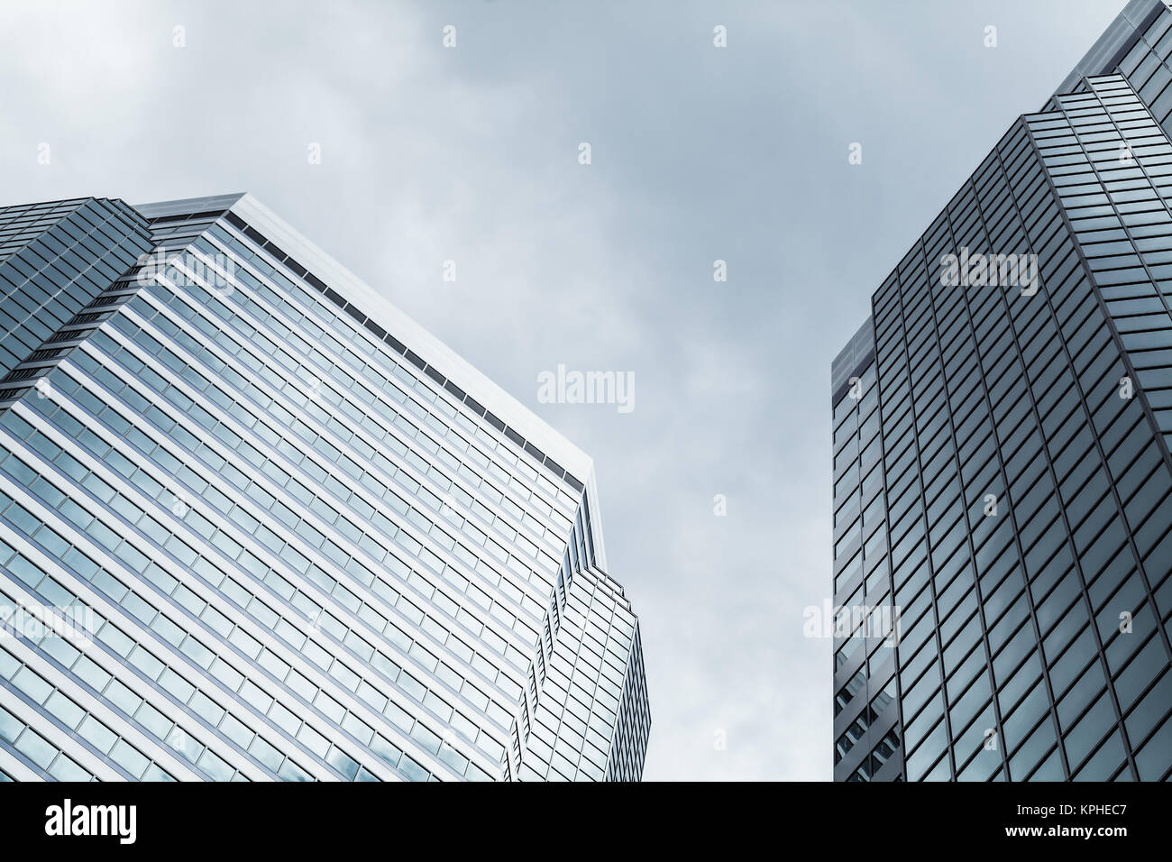Abstract architettura moderna fotografia di sfondo, ufficio torri fatte di vetro e acciaio sotto il cielo nuvoloso Foto Stock
