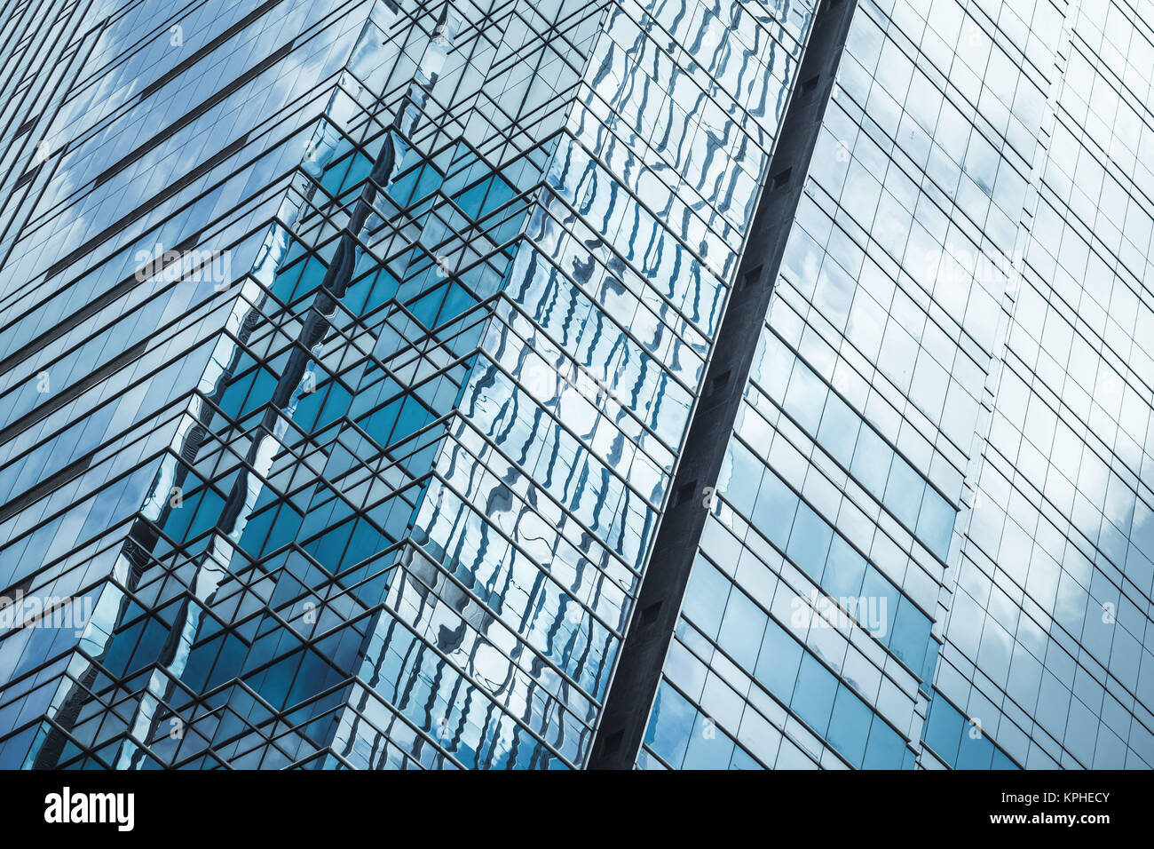 Abstract sfondo con architettura moderna, le pareti in vetro e acciaio con riflessi di cielo nuvoloso Foto Stock