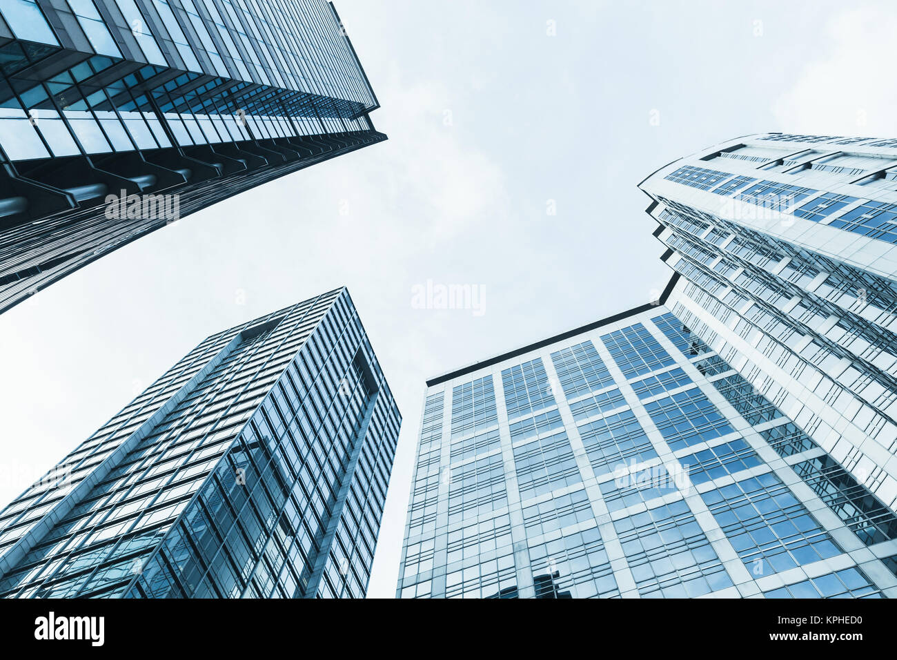 Grattacieli sotto il cielo nuvoloso, edifici per uffici di della città di Hong Kong Foto Stock