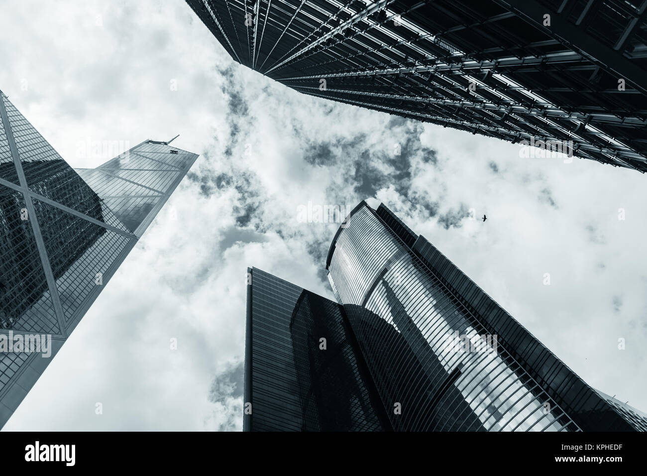 Città sky con business grattacieli, alto-aumento edifici per uffici a Hong Kong. Nei toni del blu foto in bianco e nero Foto Stock
