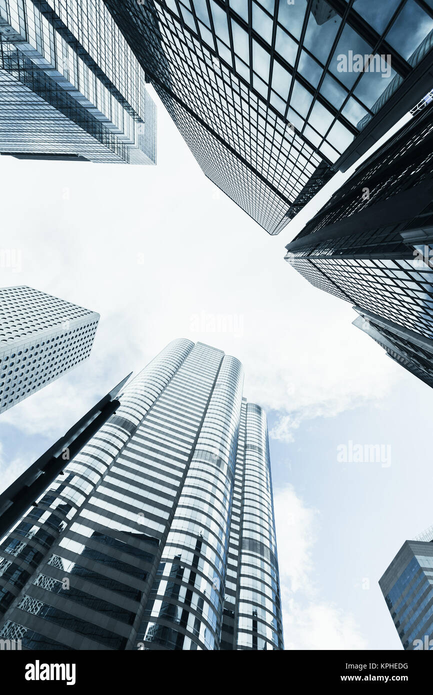 Skyline con grattacieli sotto il cielo nuvoloso, edifici per uffici di della città di Hong Kong Foto Stock