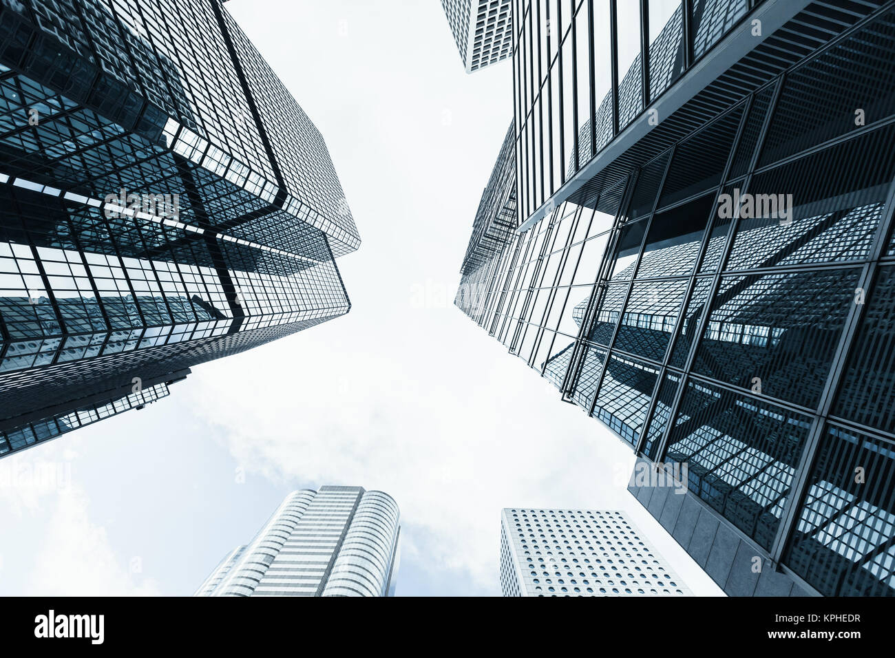 Skyline con grattacieli sotto il cielo nuvoloso, edifici per uffici di della città di Hong Kong Foto Stock