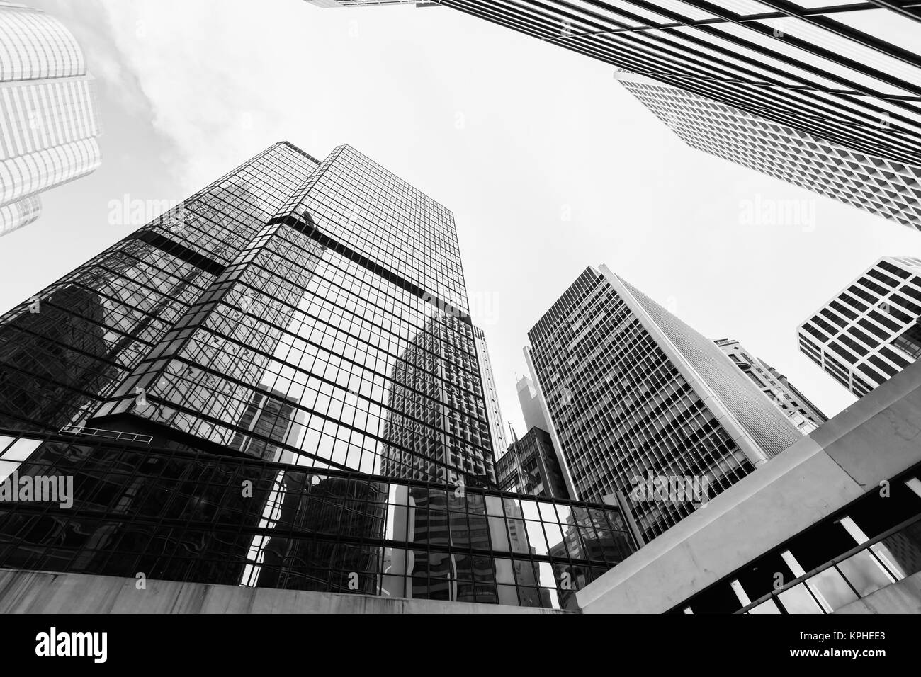 Urban Skyline con business grattacieli, alto-aumento edifici di uffici nella città di Hong Kong. Foto in bianco e nero Foto Stock