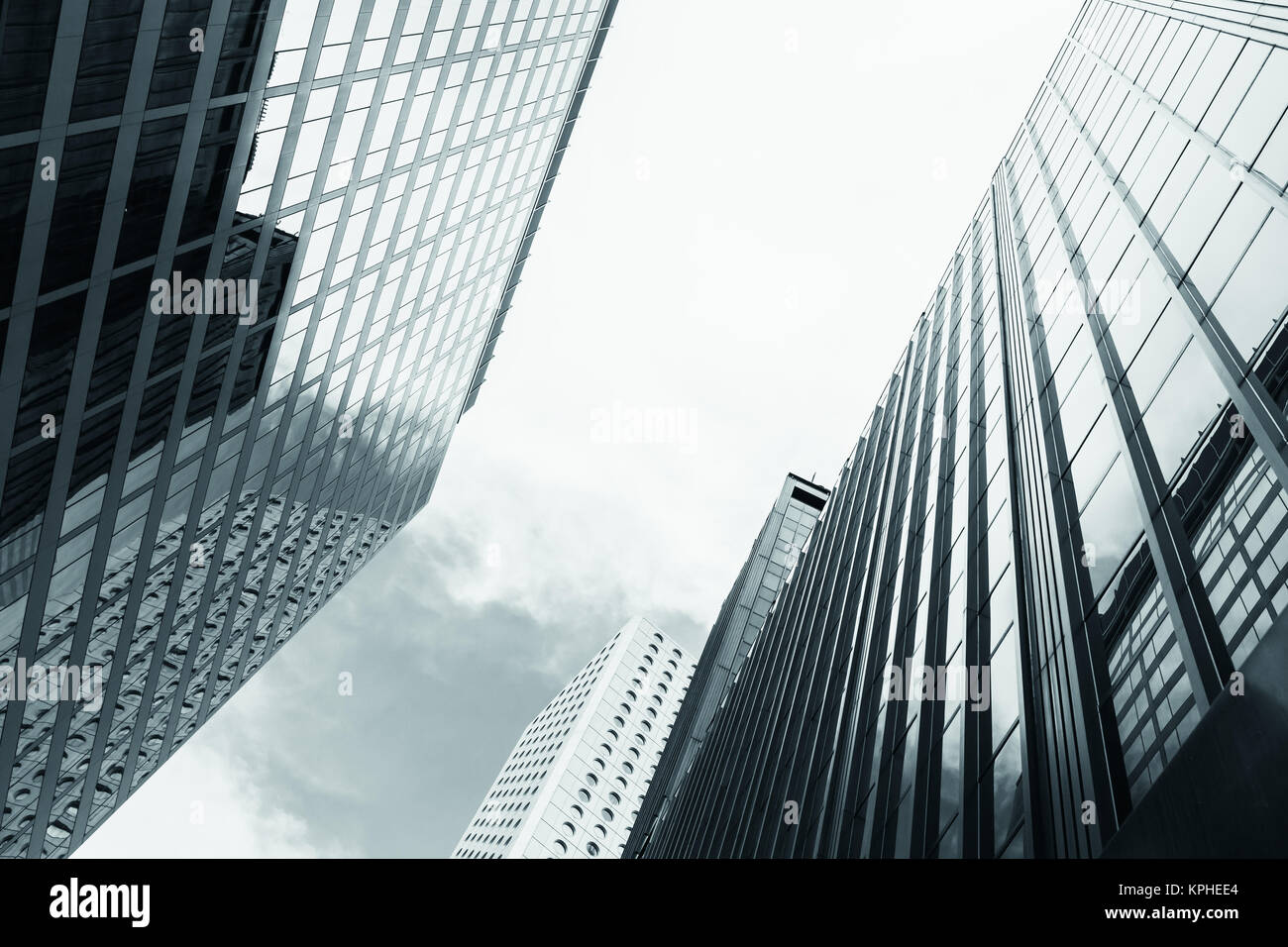 Skyline della città con business grattacieli, alto-aumento edifici per uffici a Hong Kong. Nei toni del blu foto in bianco e nero Foto Stock