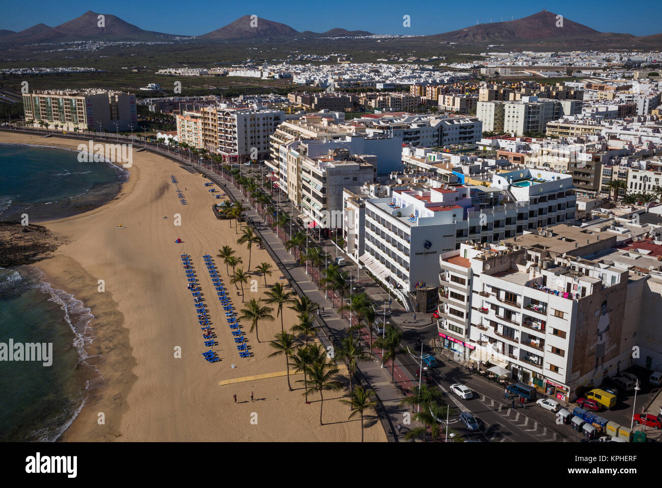 Spagna Isole Canarie Lanzarote, Arecife, elevati vista città al di sopra di Playa del Reducto beach Foto Stock