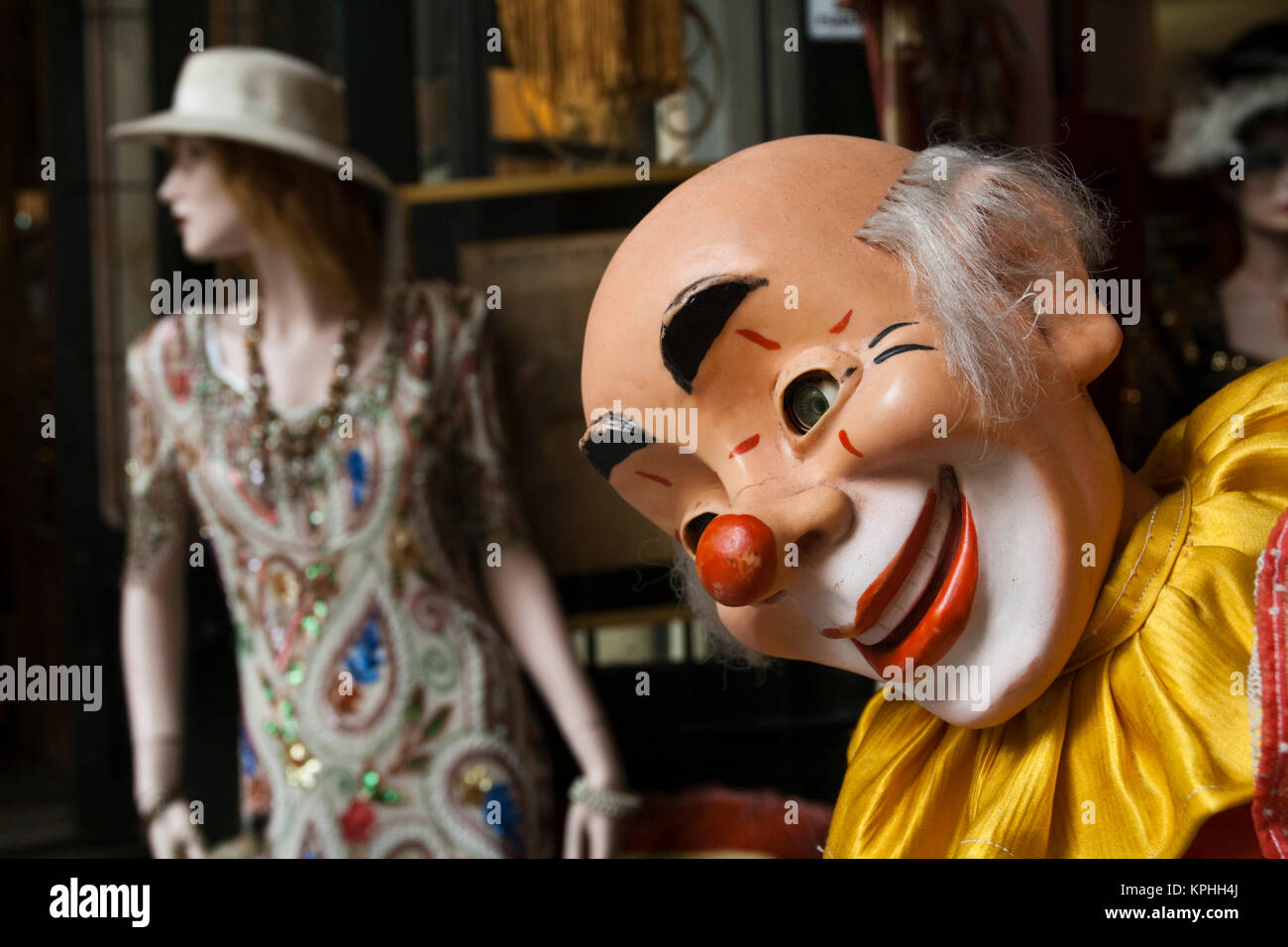 Argentina, Buenos Aires. San Telmo quartiere: Toy clown, Pasaje de la Defensa shopping arcade. Foto Stock