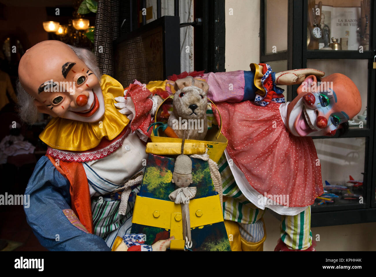 Argentina, Buenos Aires. San Telmo quartiere: Toy clown, Pasaje de la Defensa shopping arcade. Foto Stock