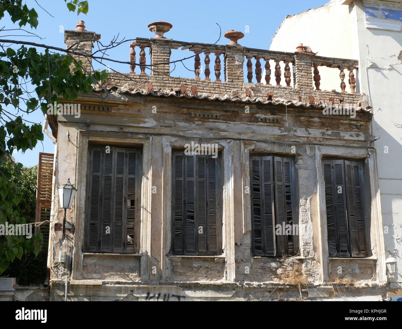 Edificio fatiscente in Atene, Grecia Foto Stock