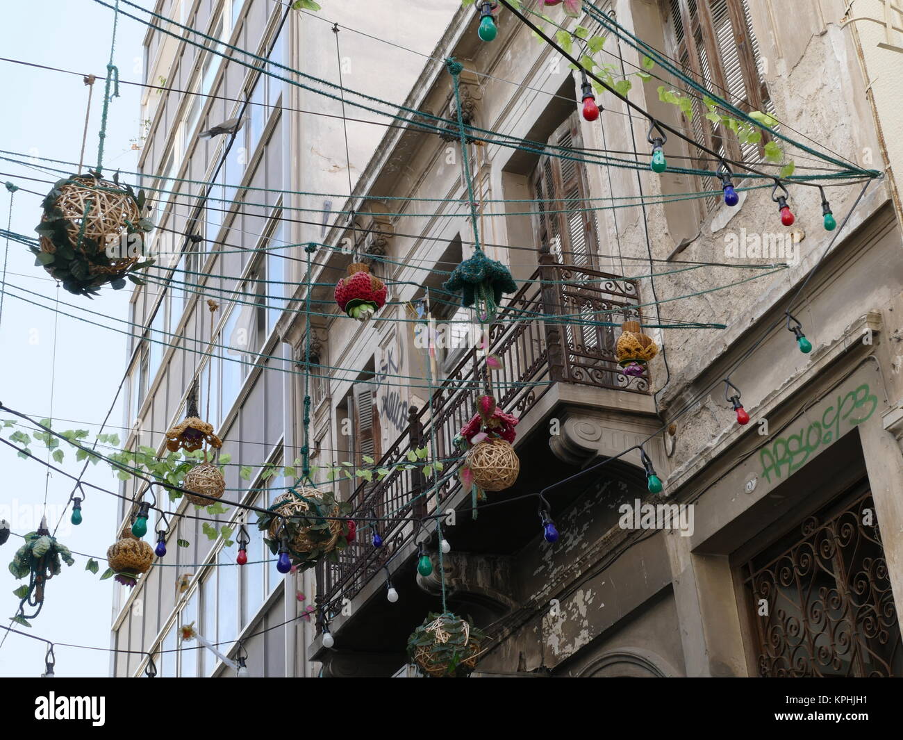 Fili di overhead e vasi di fiori in una strada di Atene Foto Stock