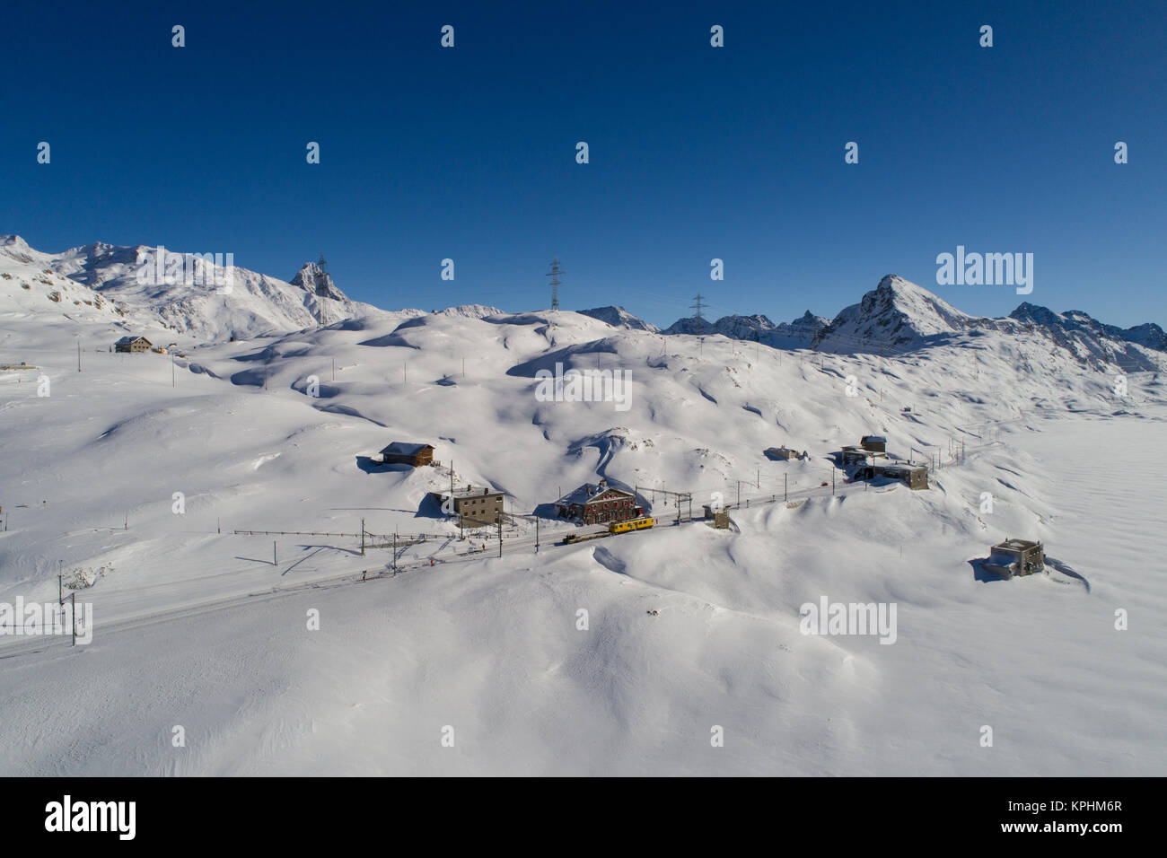Stazione ferroviaria sul Passo Bernina, il Bernina Express. Inverno Foto Stock
