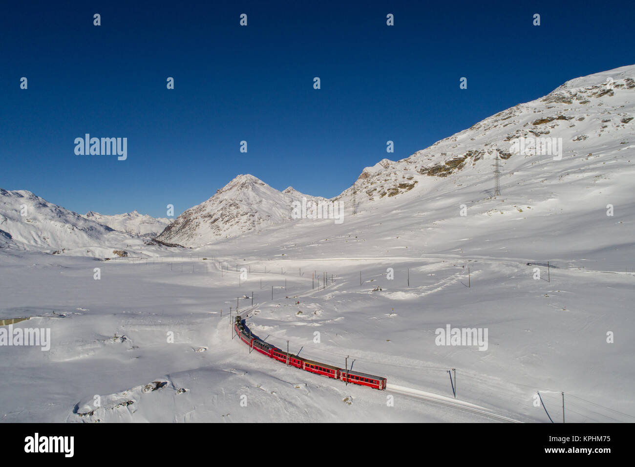 Il Trenino Rosso del Bernina. Patrimonio Unesco, il Bernina Express, paesaggio invernale Foto Stock