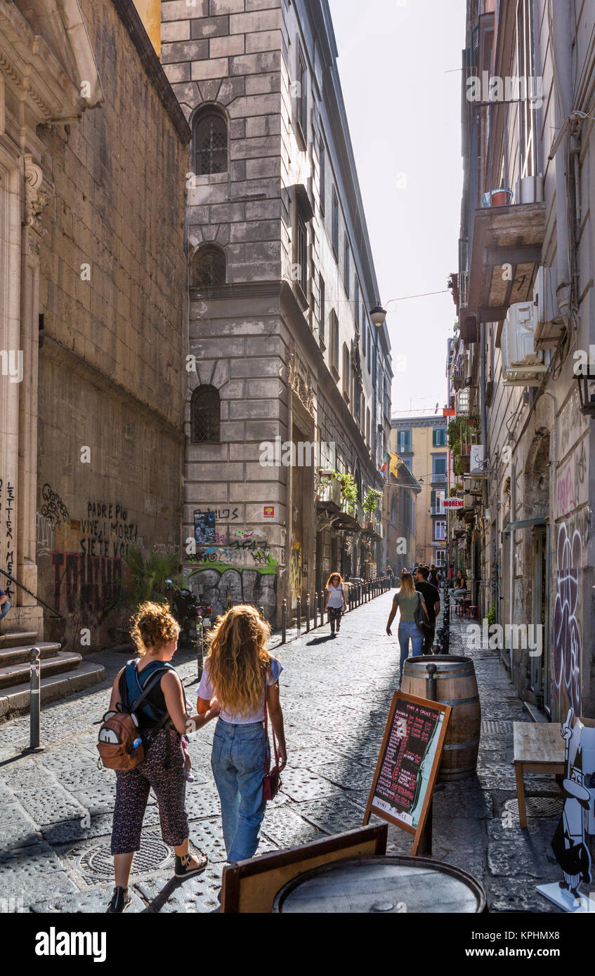 Via San Pietro a Maiella, una strada del centro storico (Centro Storico), Napoli, Italia Foto Stock
