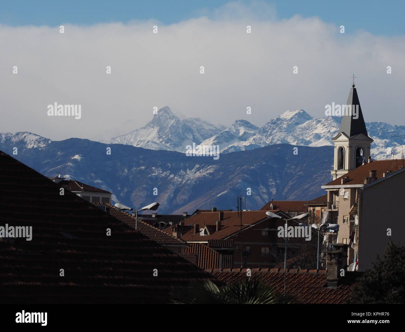Vista della Città di Settimo Torinese, Italia con il campanile di San Pietro in Vincoli la chiesa e le Alpi Foto Stock