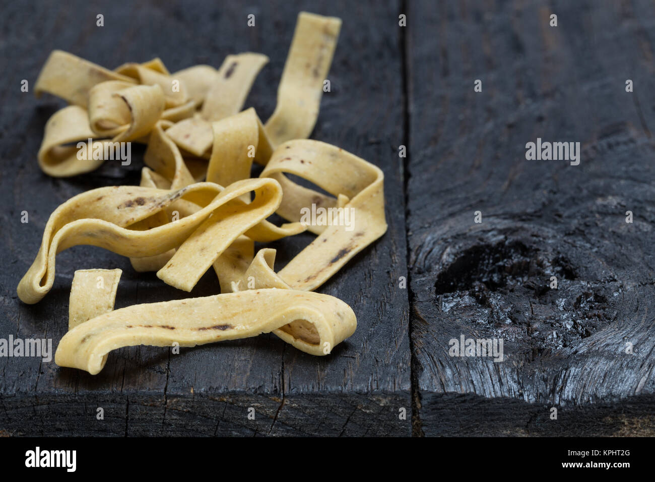Tagliatelle con porcini su scuro legno rustico. Foto Stock