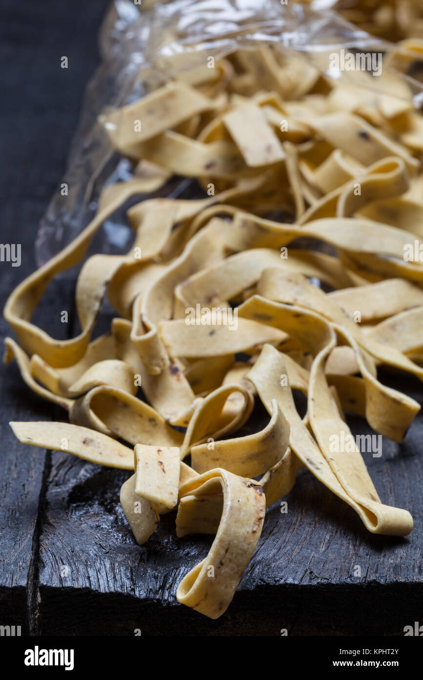 Tagliatelle con porcini su scuro legno rustico. Foto Stock