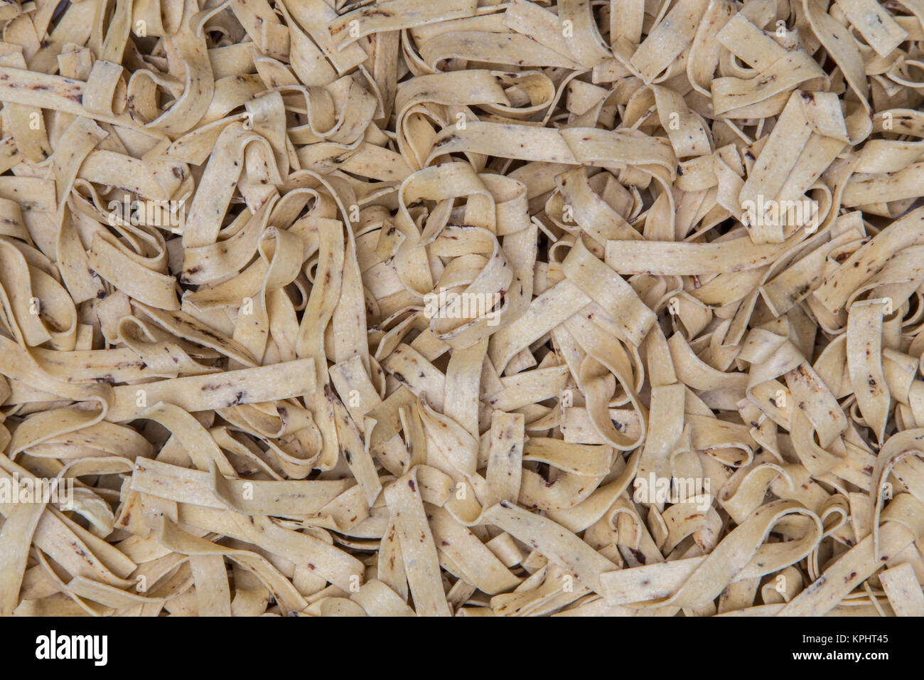 Tagliatelle con funghi porcini sfondo texture. Foto Stock