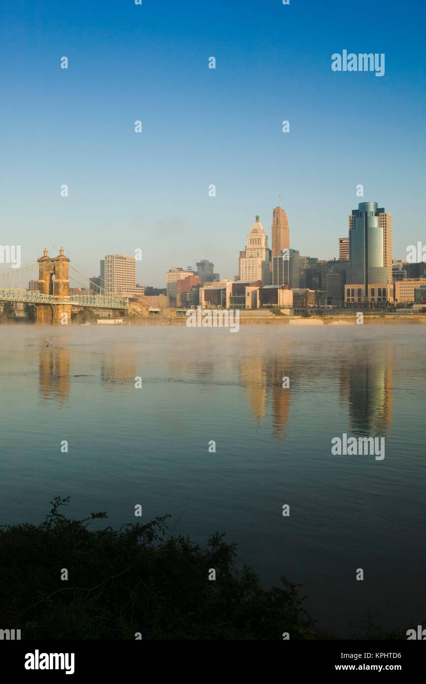 Stati Uniti d'America, Ohio, Cincinnati: Skyline con nebbia sul Fiume Ohio / Sunrise Foto Stock