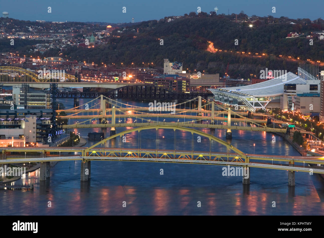 Stati Uniti d'America, Pennsylvania, Pittsburgh: ponti sul fiume Allegheny / sera Foto Stock