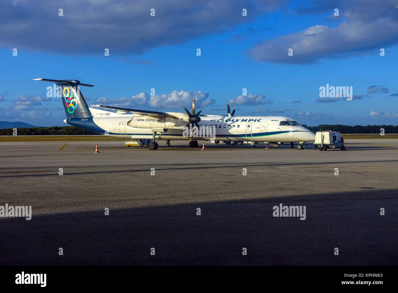 Bombardier DASH aeromobili su asfalto presso l'aeroporto di Kos Foto Stock