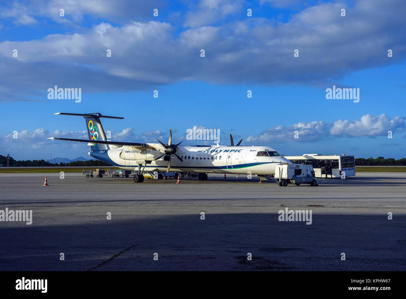 Bombardier DASH aeromobili su asfalto presso l'aeroporto di Kos Foto Stock