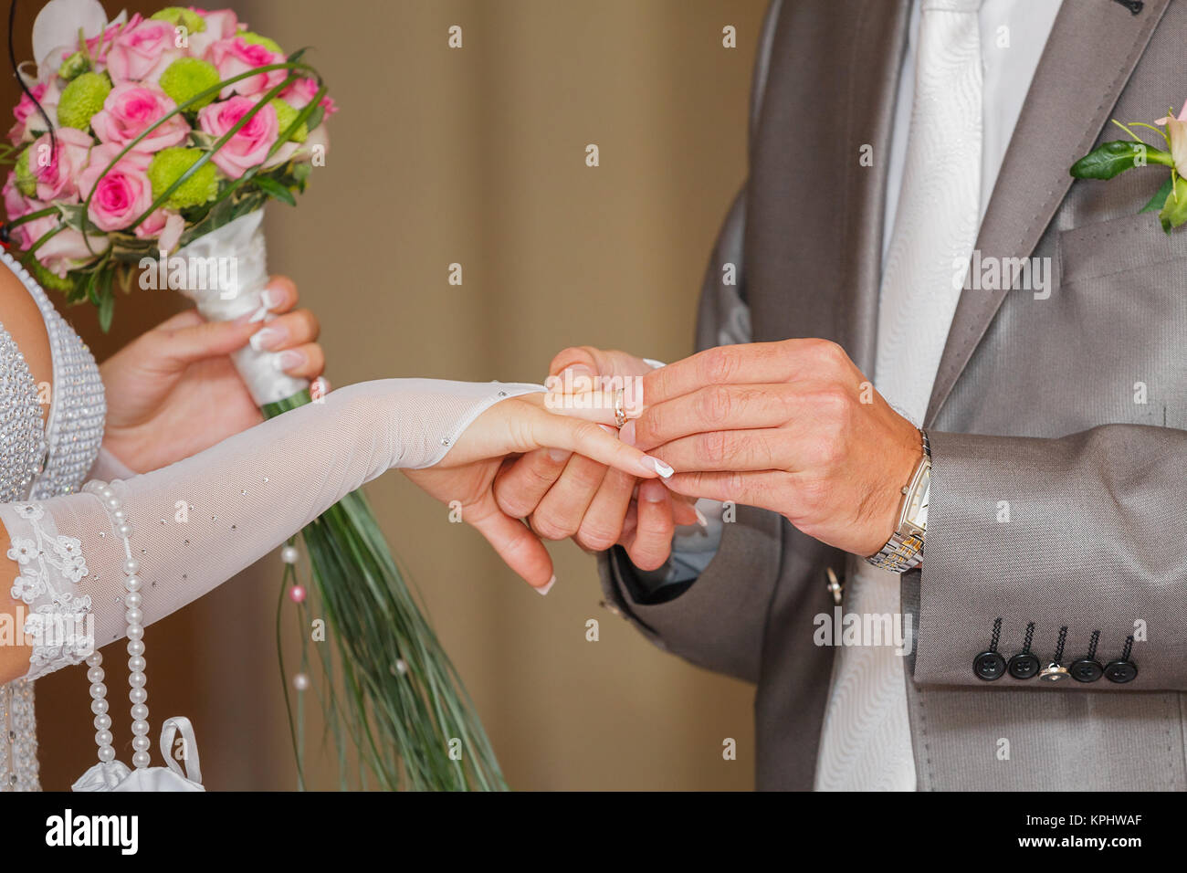Cerimonia di nozze, scambio di anelli, indossare un anello di nozze Foto Stock
