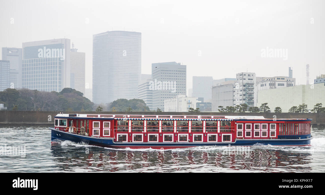 Tokyo, Giappone - 27 Febbraio 2014 - Vista delle barche nel fiume Sumida in Tokyo, Giappone Foto Stock