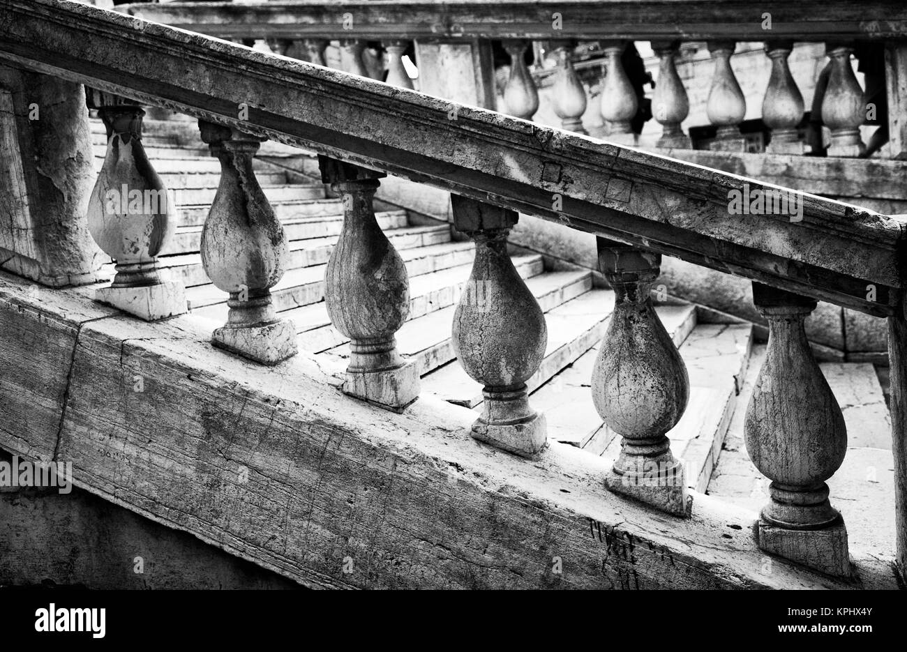 Immagine in bianco e nero di ringhiera e scale vicino al Ponte di Rialto. Foto Stock